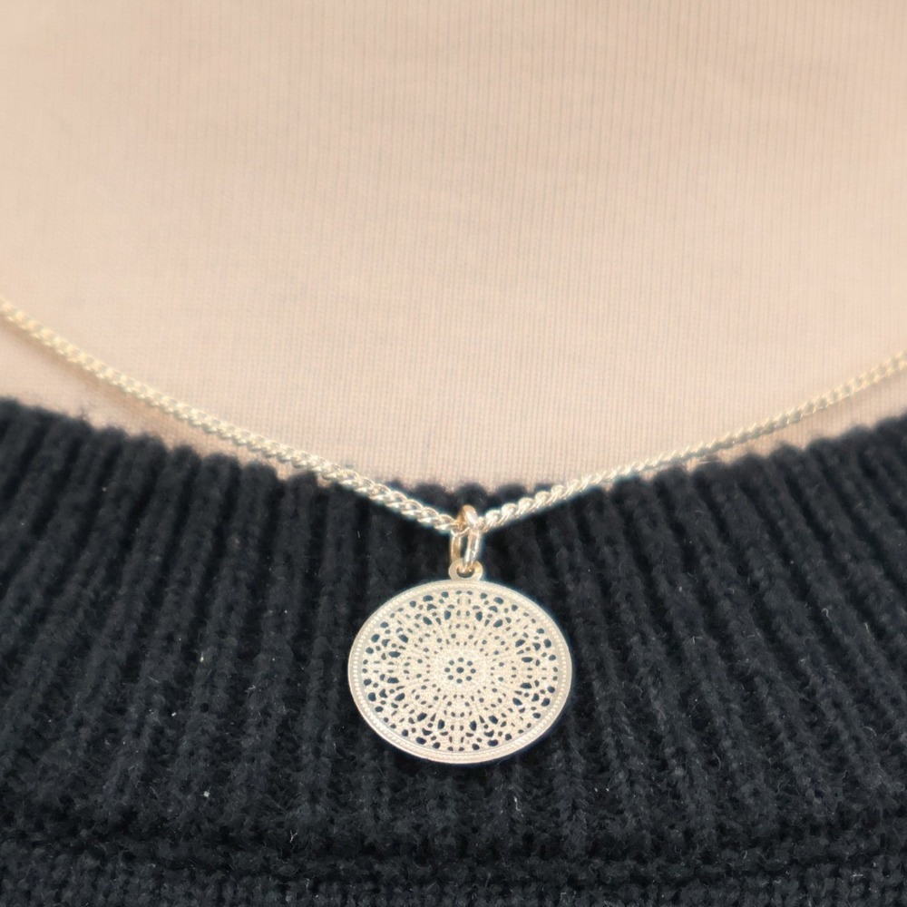 Lauren Conrad Gold Tone Filigree Mandala Necklace Dainty Feminine‎ Delicate
